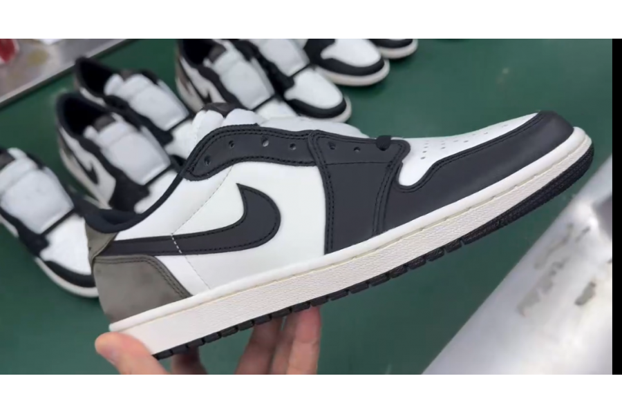 Air Jordan low OG Mocha